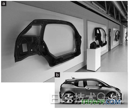 圖2：寶馬的純電動汽車“i3” i3的上部骨架采用熱固化CFRP制造。（a）為主要部件的外觀。碳纖維的顏色為黑色。（b）為i3的外觀。在日本的價格為499萬日元（含稅）起，充滿電后的續(xù)航距離為229km（JC08模式）。