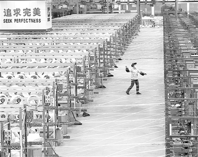 圖為九江巨石集團生產(chǎn)線。 本報記者 劉 興攝