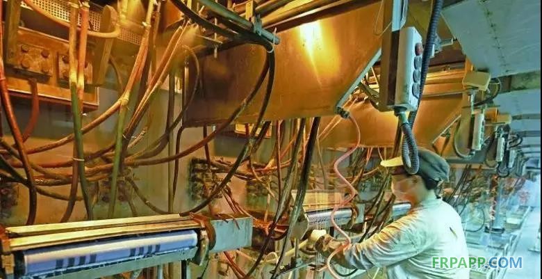 　　近日，由四川富潤企業(yè)重組投資有限責任公司旗下四川省玻纖集團有限公司（簡稱“四川玻纖”）自主研發(fā)，自主投資建設的全球首個玄武巖連續(xù)纖維池窯中試項目在四川省德陽市羅江區(qū)成功點火。該項目總投資9000萬元，項目點火運行成功后，四川玻纖將成為世界第一家采用池窯方式生產(chǎn)玄武巖纖維的企業(yè)。 　　玄武巖連續(xù)纖維是以天然的火山噴出巖為原料，在1450℃～1500℃熔融后，經(jīng)鉑銠合金漏板高速拉絲而形成的連續(xù)纖維，具有熱傳導系數(shù)低、水泥相容性好、介電系數(shù)高、吸音系數(shù)高、耐溫性佳（-269℃～700℃）、抗氧化、抗輻射、過濾性好、抗壓縮強度和剪切強度高等特點，廣泛運用于國防軍工、交通運輸、車船制造、電子信息、航空航天等各個領域，被國家視為戰(zhàn)略性新興產(chǎn)業(yè)，也被四川列為四大高端新型成長型產(chǎn)業(yè)之一。 　　近年來，四川玻纖先后組建13個實驗室致力于玄武巖纖維研發(fā)，前后攻克玄武巖纖維生產(chǎn)領域數(shù)十個技術難題，研發(fā)出一整套池窯生產(chǎn)連續(xù)玄武巖纖維的生產(chǎn)工藝，徹底改變傳統(tǒng)玄武巖纖維生產(chǎn)技術成本高、產(chǎn)能低、品質不穩(wěn)定的問題。目前，該公司已申報發(fā)明專利8項，實用新型專利8項，企業(yè)專有技術11項，深加工后續(xù)專利仍在持續(xù)申報。